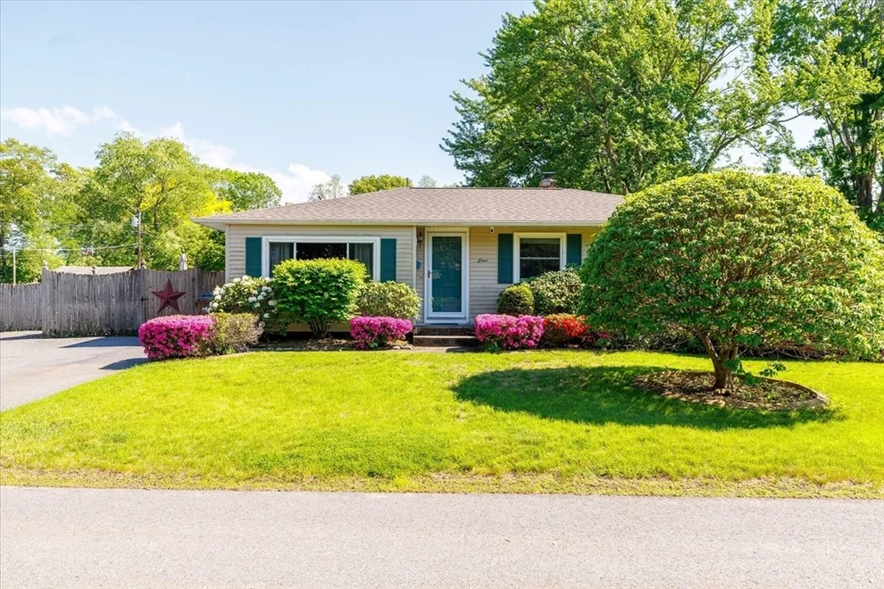 Unit for sale at 8 Horseshoe Dr, Auburn, MA 01501