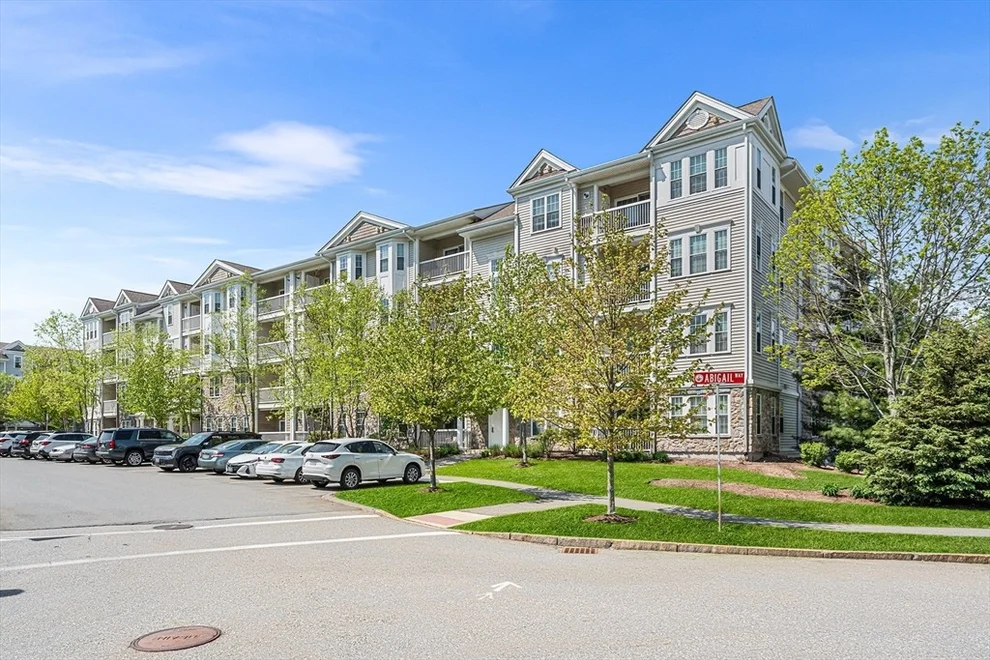 Unit for sale at 9 Abigail Way, Reading, MA 01867