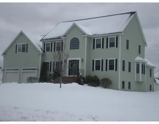 Unit for sale at 140 Messina Woods Dr, Braintree, MA 02184
