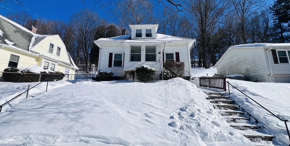 Unit for sale at 118 Beaconsfield Road, Worcester, MA 01602