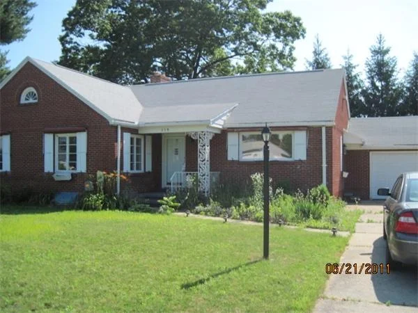 Unit for sale at 229 Oak St, Springfield, MA 01151