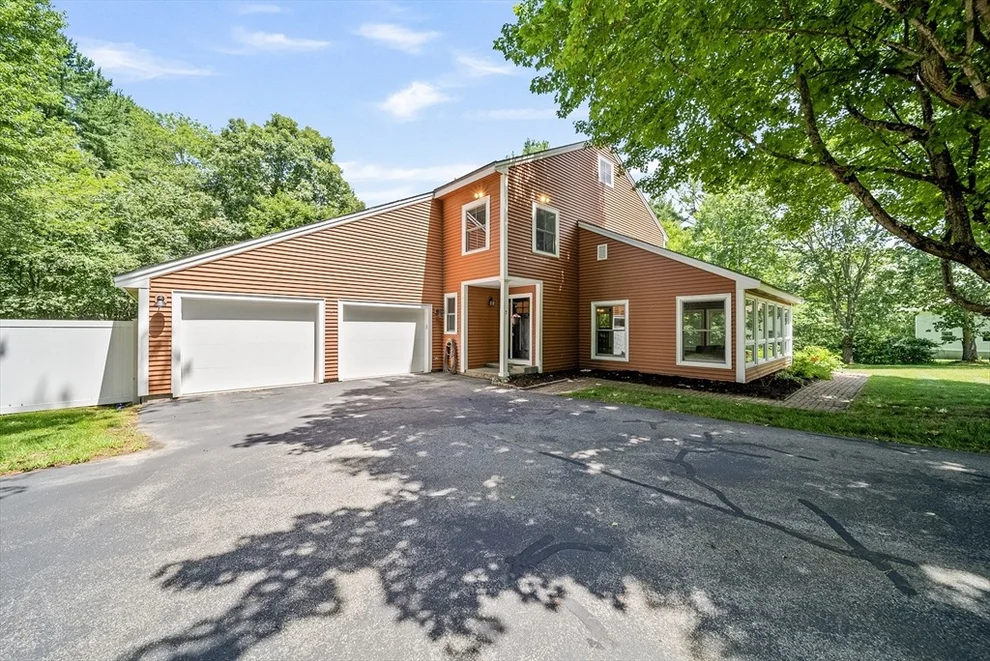Unit for sale at 7 Moulton Drive, Londonderry, NH 03053