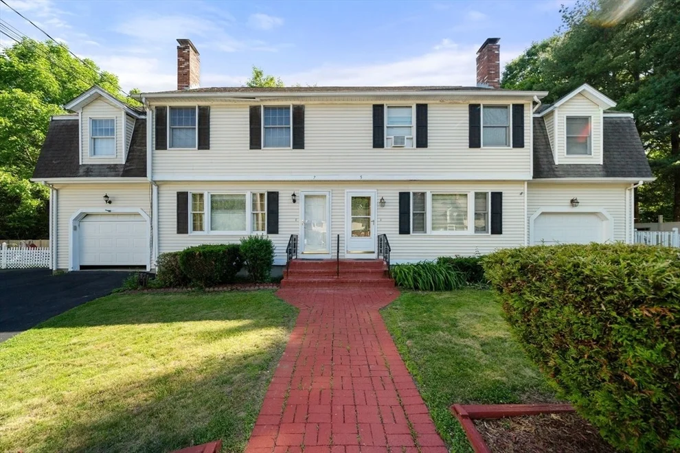 Unit for sale at 7 Ivy Cir, Norwood, MA 02062