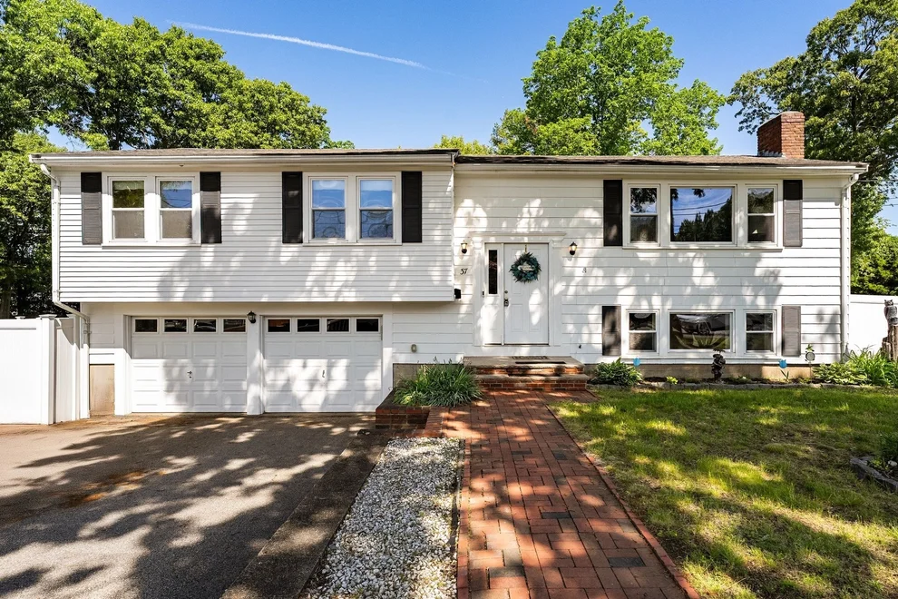 Unit for sale at 37 Old Coach Rd, Braintree, MA 02184