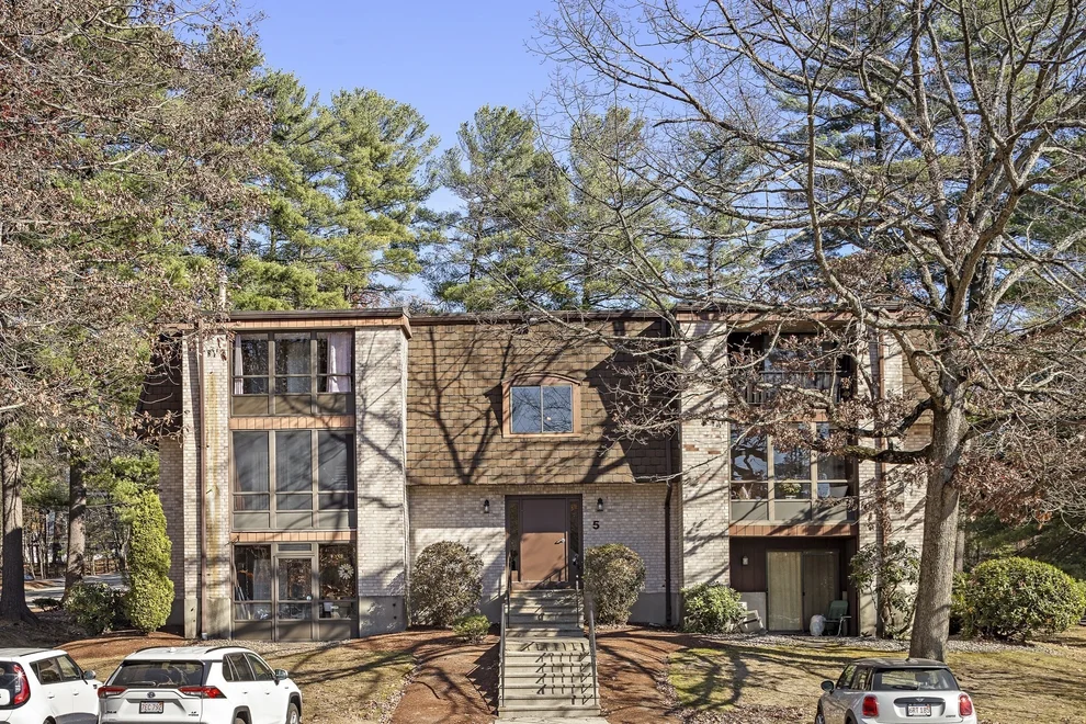 Unit for sale at 5 Greenbriar Dr, North Reading, MA 01864