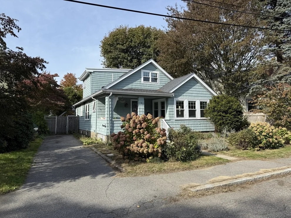 Unit for sale at 3 Oak St, Marblehead, MA 01945