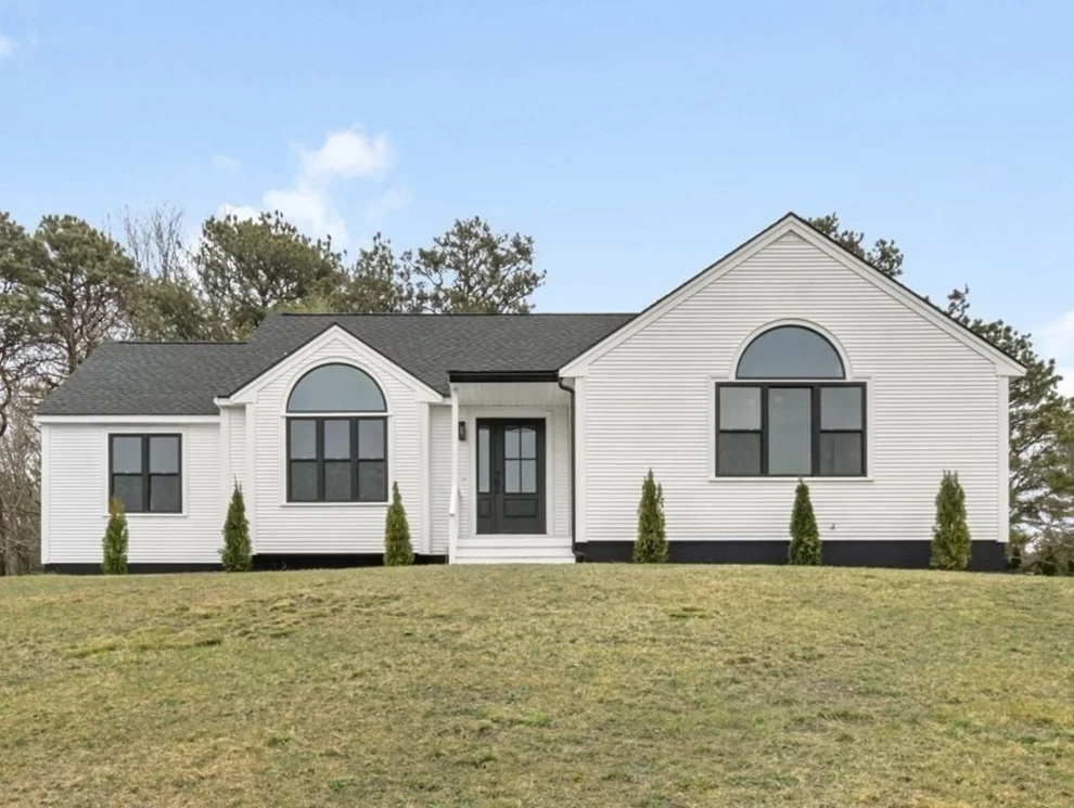 Unit for sale at 2 Daniel Cir, Plymouth, MA 02360
