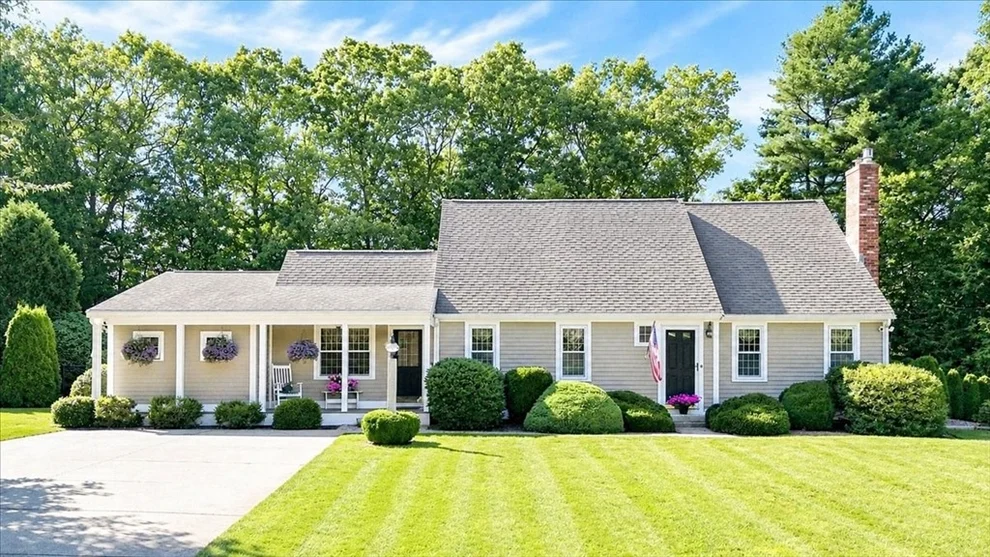 Unit for sale at 3 Copper Beech Dr, Kingston, MA 02364