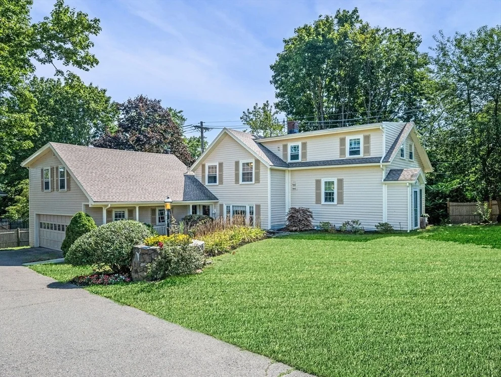 Unit for sale at 5 Orchard Cir, Marblehead, MA 01945