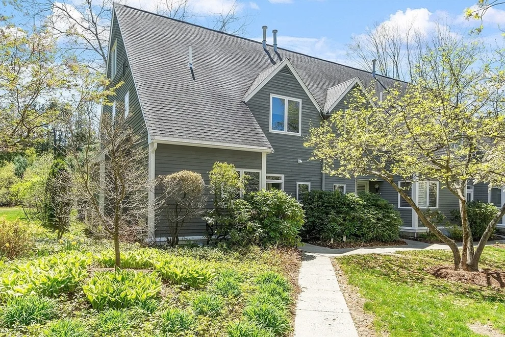 Unit for sale at 4 Greenfield Ln, Concord, MA 01742