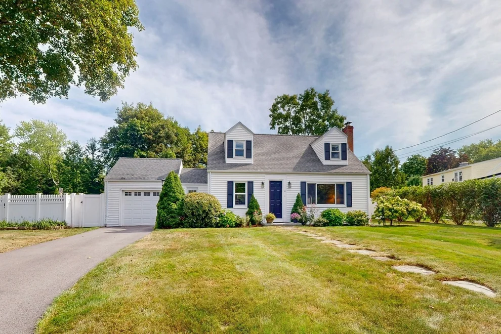 Unit for sale at 3 Remsen Ave, Medfield, MA 02052