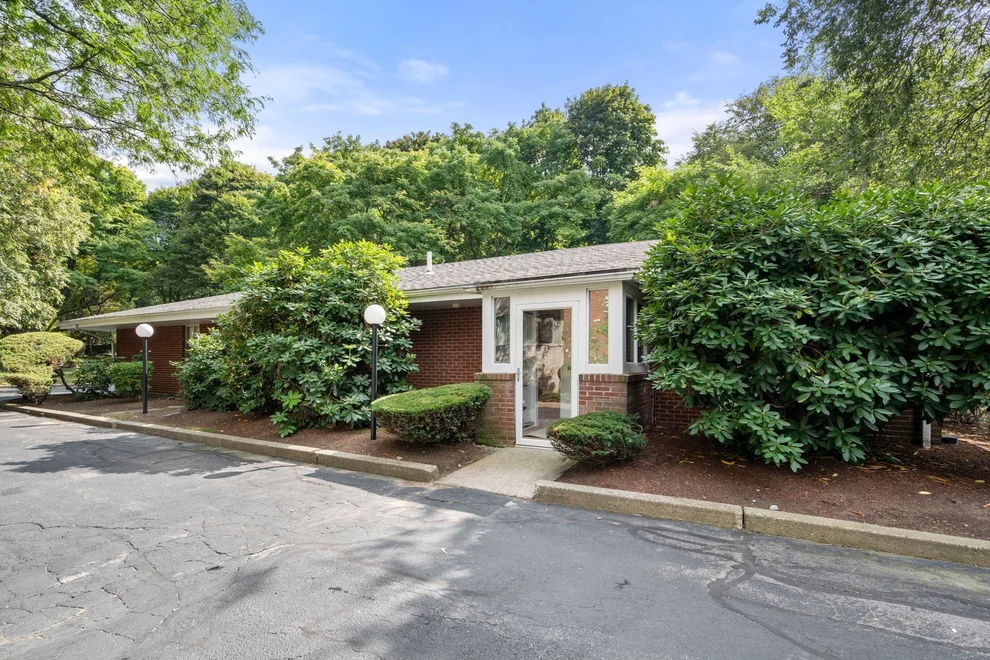 Unit for sale at 18 Chestnut Pl, Brookline, MA 02445