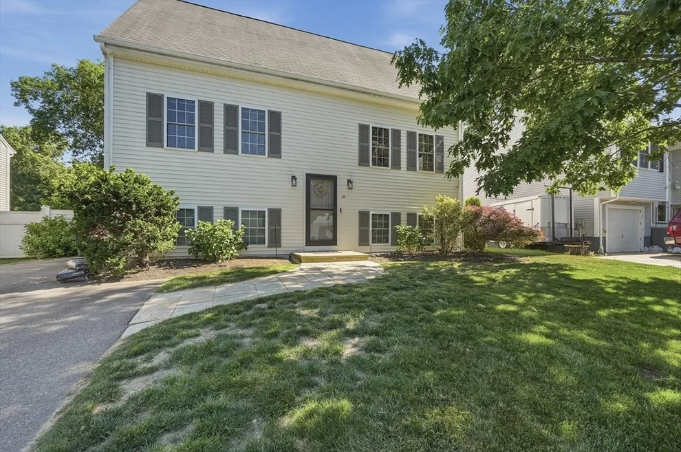 Unit for sale at 10 Slocum Farm Dr, Dartmouth, MA 02747