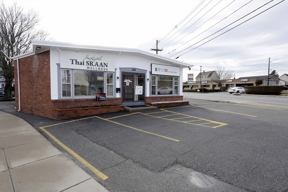 Unit for sale at 597 Dartmouth St, Dartmouth, MA 02748