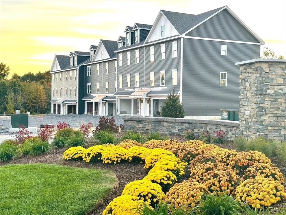 Unit for sale at 5 Elise Avenue, Londonderry, NH 03053
