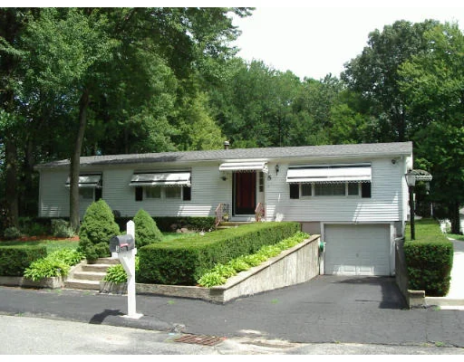 Unit for sale at 5 Damico Dr, Marlborough, MA 01752