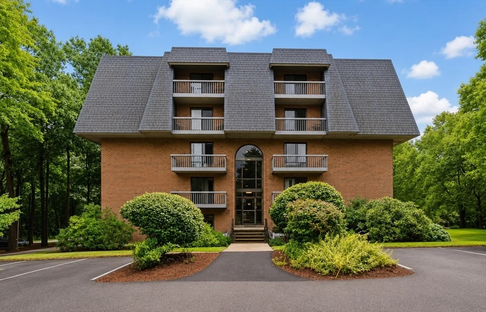 Unit for sale at 65 Commons Dr, Shrewsbury, MA 01545