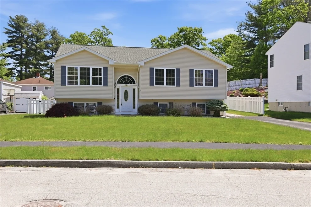 Unit for sale at 3 Oak Leaf Cir, Worcester, MA 01603