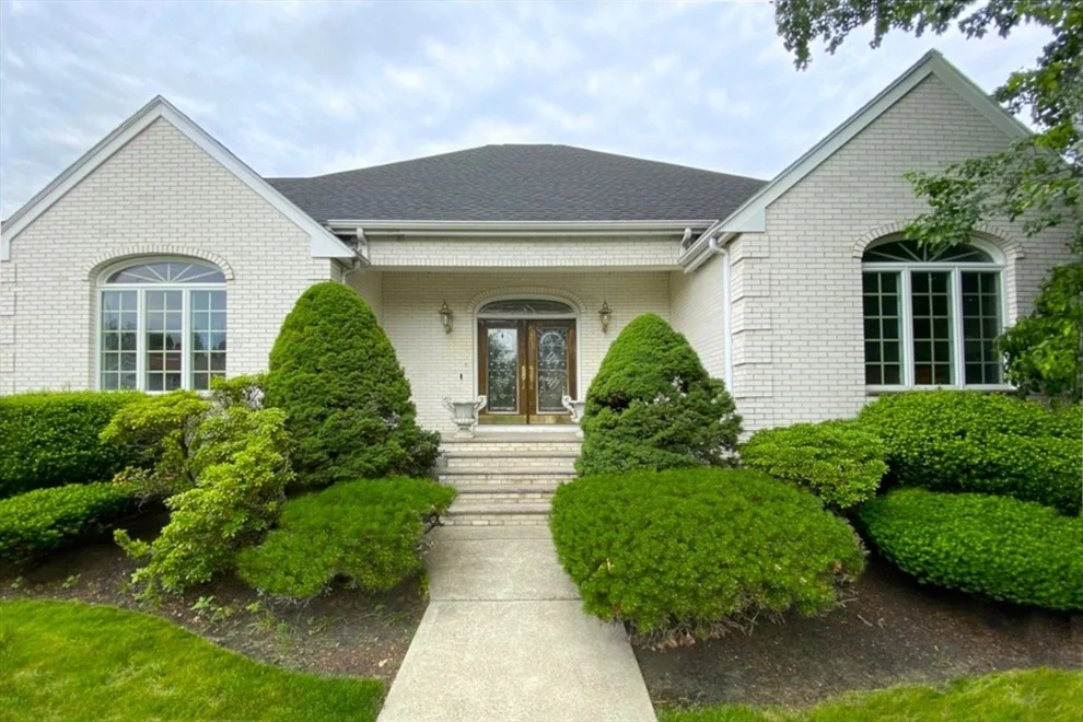 Unit for sale at 5 Concord Rd, Stoneham, MA 02180