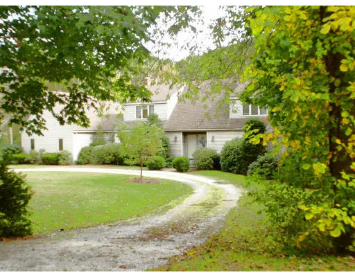 Unit for sale at 10 Chandler Cir, Weston, MA 02493