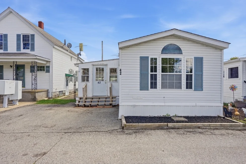 Unit for sale at 548 Kenyon Ave, Attleboro, MA 02703