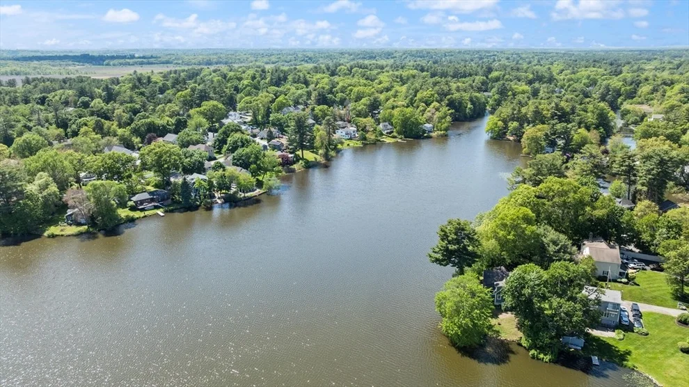 Unit for sale at 320 Pillings Pond Rd, Lynnfield, MA 01940