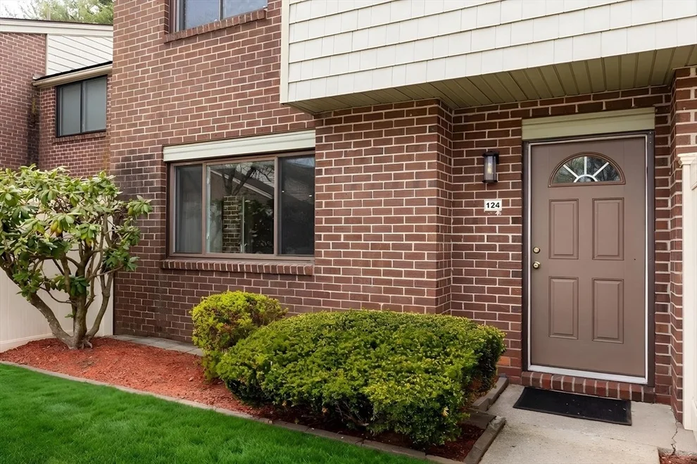 Unit for sale at 124 Greenbrook Ll, Stoughton, MA 02072