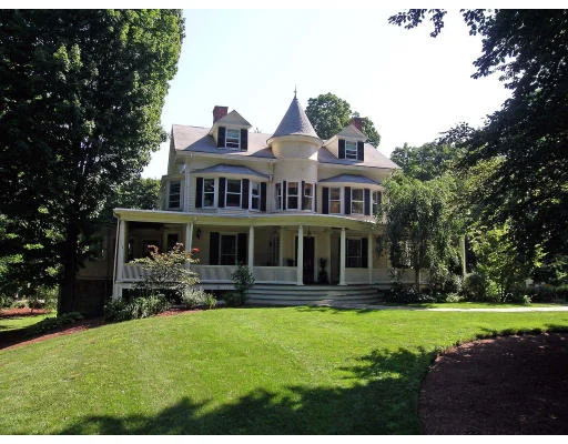 Unit for sale at 128 Chestnut St, Newton, MA 02465