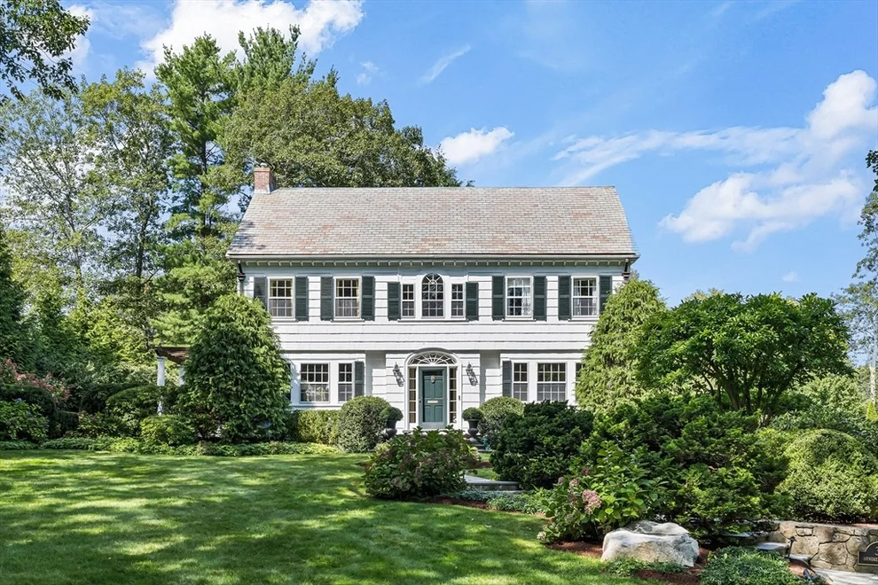 Unit for sale at 33 Hundreds Cir, Wellesley, MA 02481