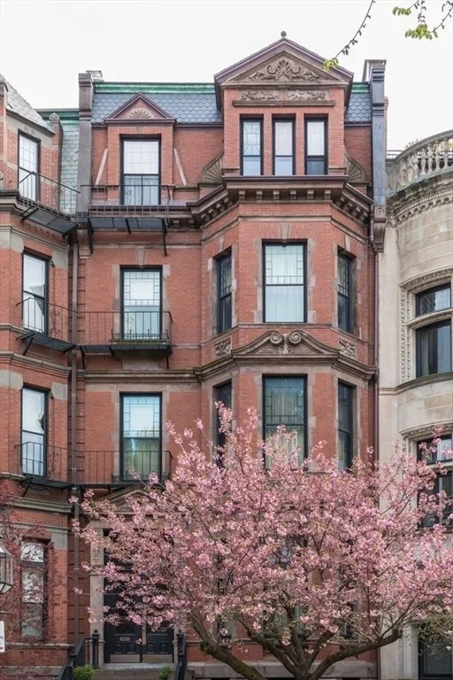 Unit for sale at 302 Commonwealth Ave, Boston, MA 02115