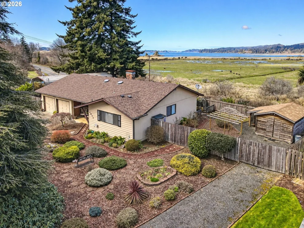 Unit for sale at 1605 APPLEWOOD DR, CoosBay, OR 97420