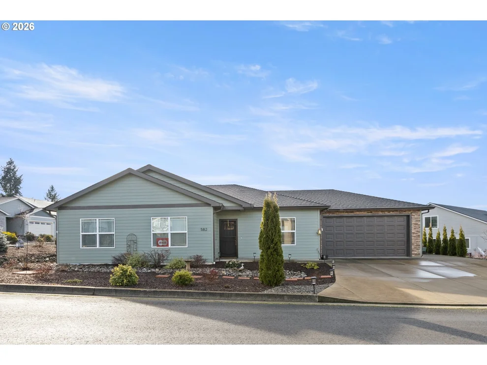 Unit for sale at 582 FAIRWAY ESTATES DR, Sutherlin, OR 97479