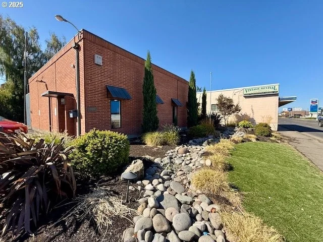 Unit for sale at 430 W 7TH AVE, JunctionCity, OR 97448