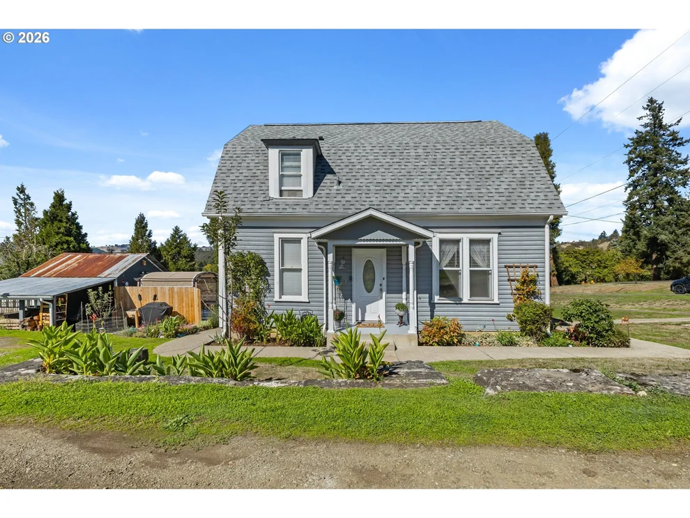 Unit for sale at 215 SE 5TH ST, Oakland, OR 97462
