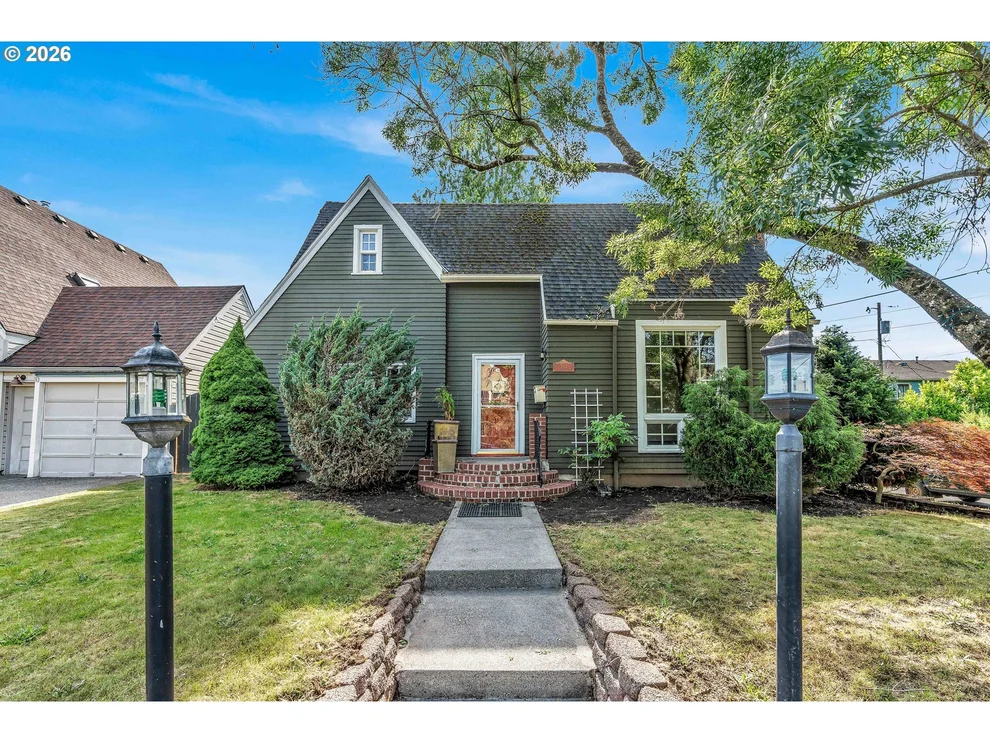 Unit for sale at 532 SE PEACOCK LN, Portland, OR 97214