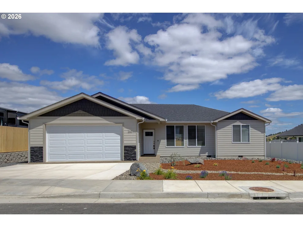 Unit for sale at 260 SE Logan St, Winston, OR 97496