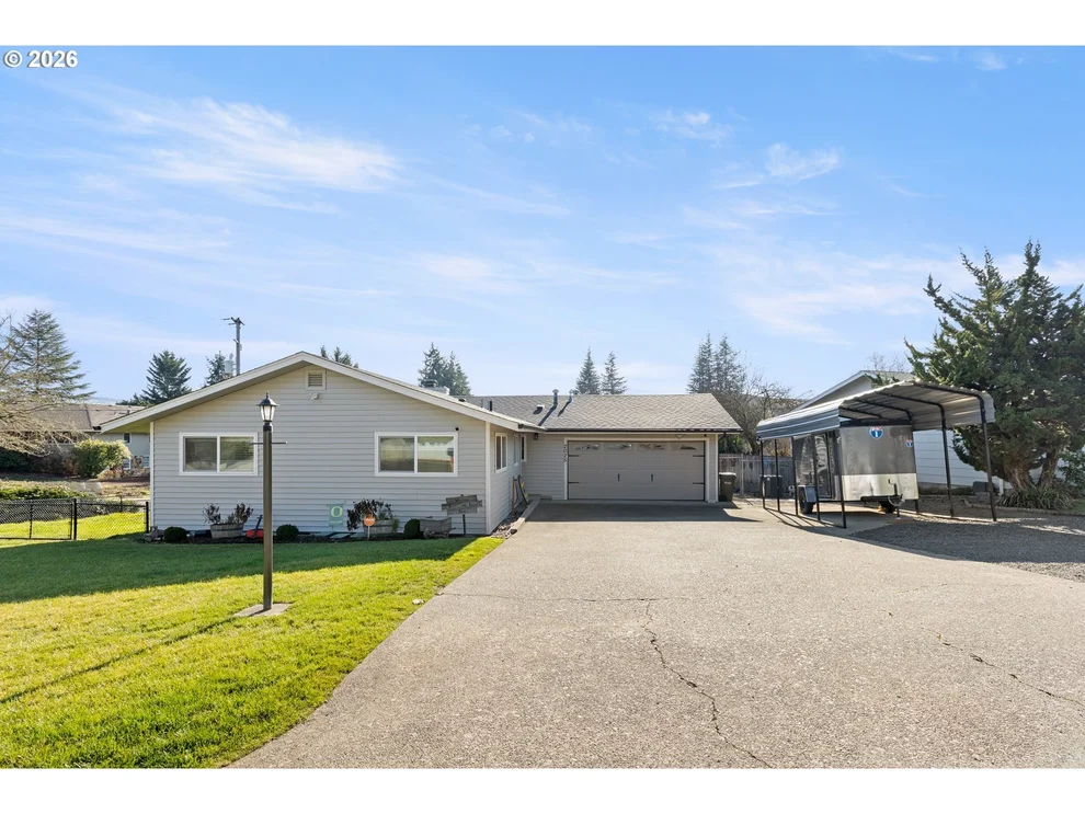 Unit for sale at 2025 NW DELRIDGE AVE, Roseburg, OR 97471