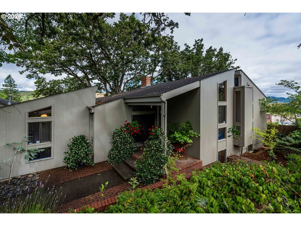 Unit for sale at 1172 SE HAWTHORNE DR, Roseburg, OR 97470