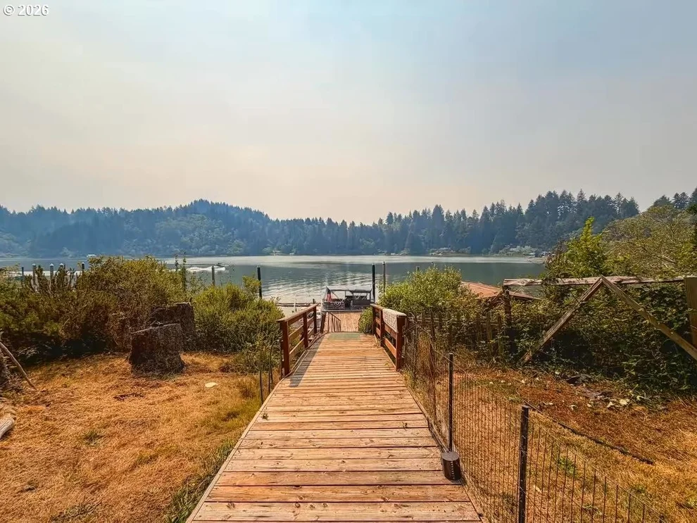 Unit for sale at 3139 S Tenmile LK, Lakeside, OR 97449
