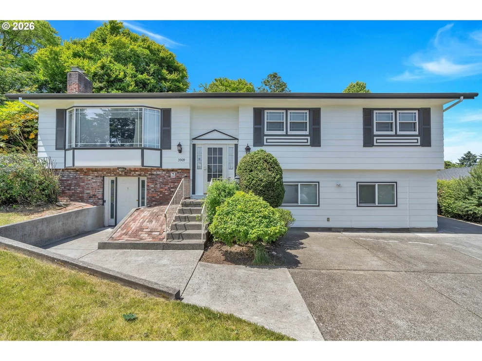Unit for sale at 3909 NE 135TH AVE, Portland, OR 97230