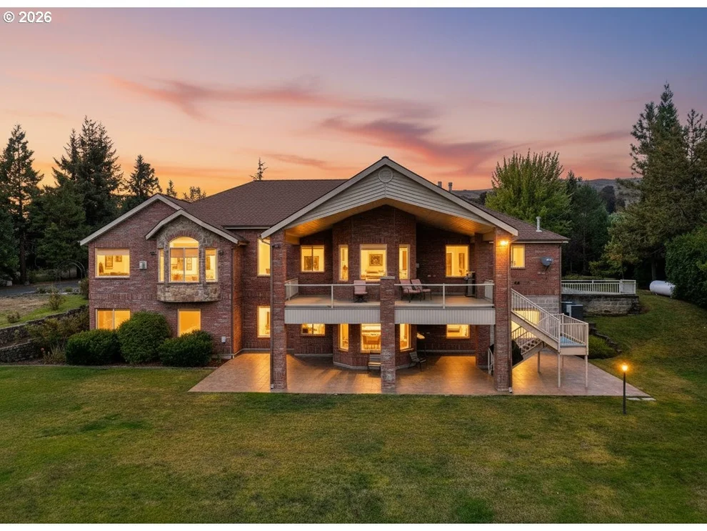 Unit for sale at 13767 N BANK RD, Roseburg, OR 97470