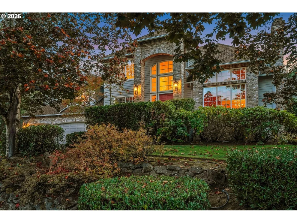 Unit for sale at 17317 BROOKHURST DR, LakeOswego, OR 97034