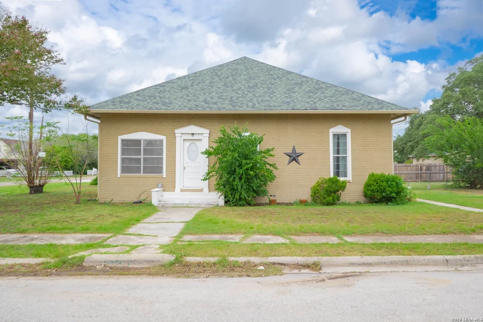 Unit for sale at 301 Jefferson Dr, Devine, TX 78016