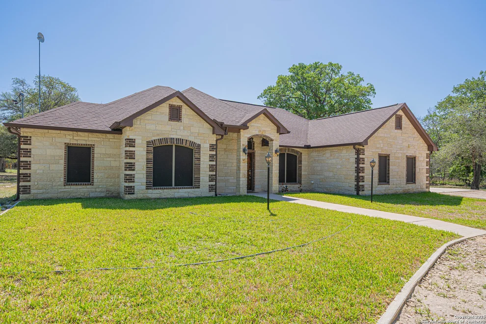 Unit for sale at 140 Buttermilk Circle, Floresville, TX 78114