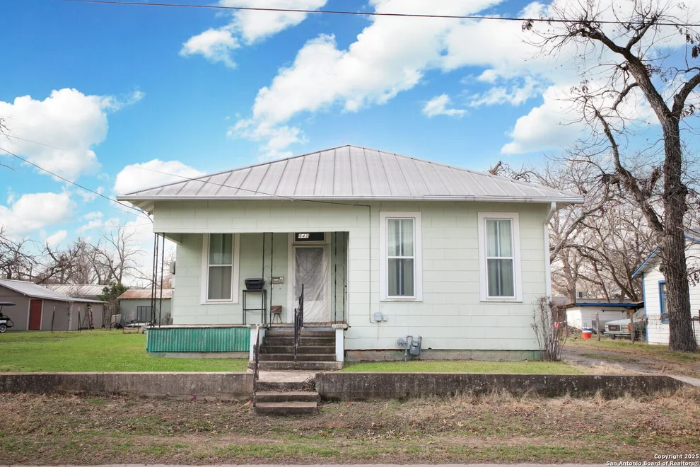 Unit for sale at 643 N Central Ave, New Braunfels, TX 78130