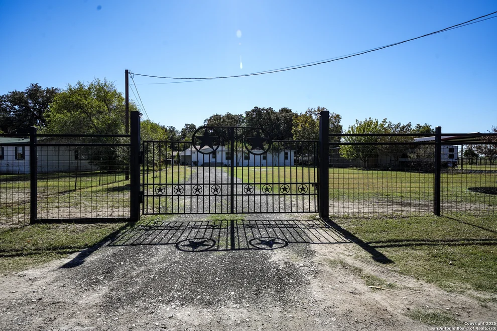 Unit for sale at 13978 Sherwood Rd, San Antonio, TX 78002