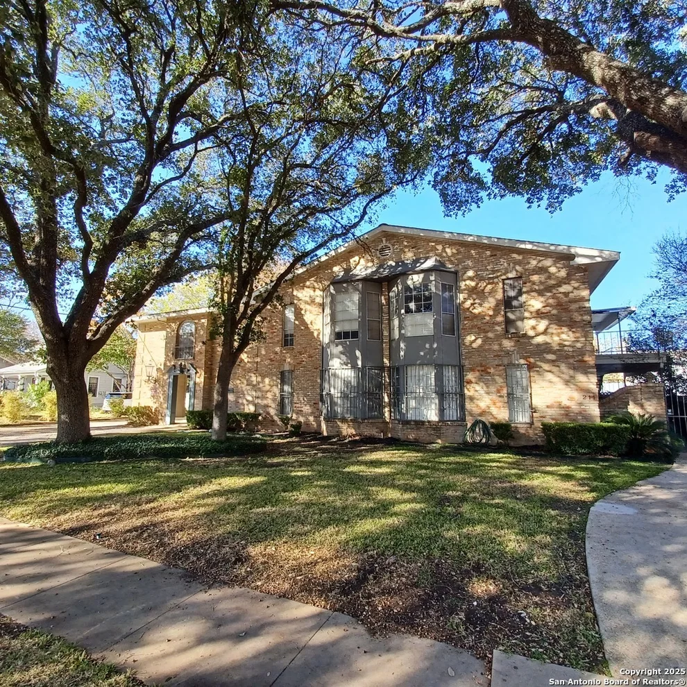 Unit for sale at 215 W Mistletoe, San Antonio, TX 78212