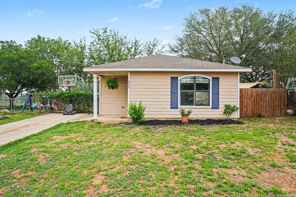 Unit for sale at 333 Wildrose Dr, Floresville, TX 78114