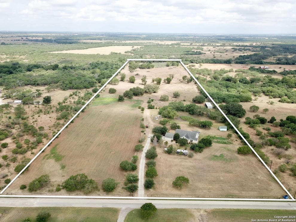 Unit for sale at 2176 County Road 221, Floresville, TX 78114