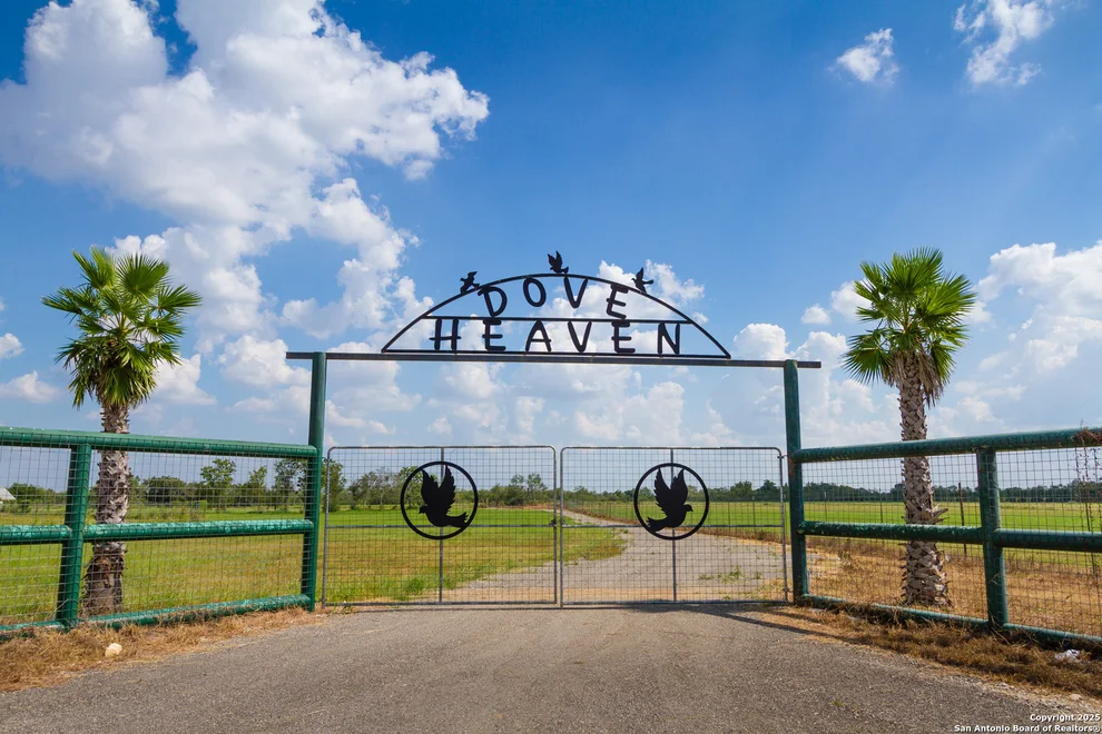 Unit for sale at 20250 Interstate 35 S, Lytle, TX 78052